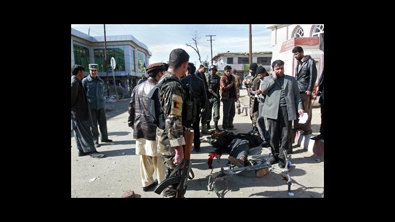 Afghanistan, bomba fa saltare furgone polizia a Kandahar, 10 morti