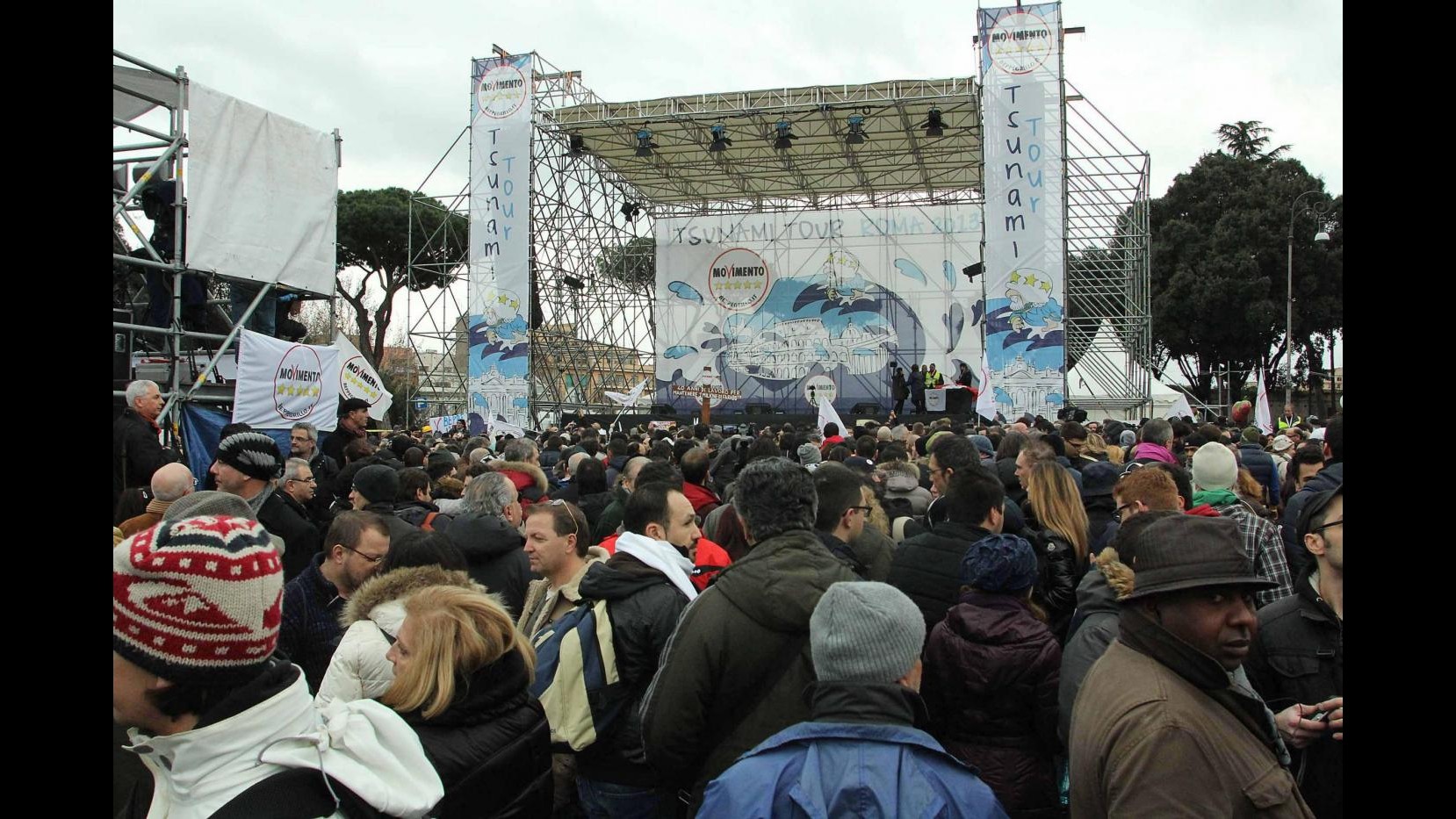 Elezioni, ultimo comizio Grillo: continua braccio di ferro fra stampa e M5S