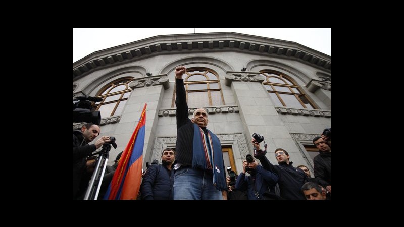 Armenia, opposizione protesta a Erevan contro risultato presidenziali