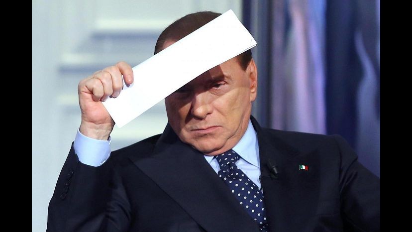 Berlusconi rinuncia a comizio a Napoli: problemi di congiuntivite