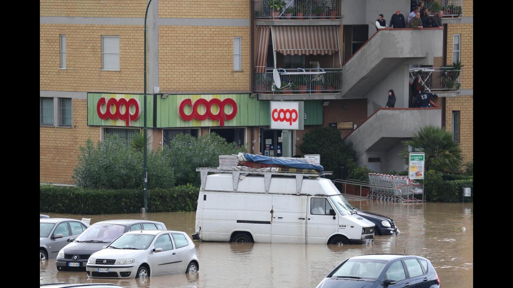 Catania finisce sott’acqua dopo nubifragio, scatta lo scambio d’accuse