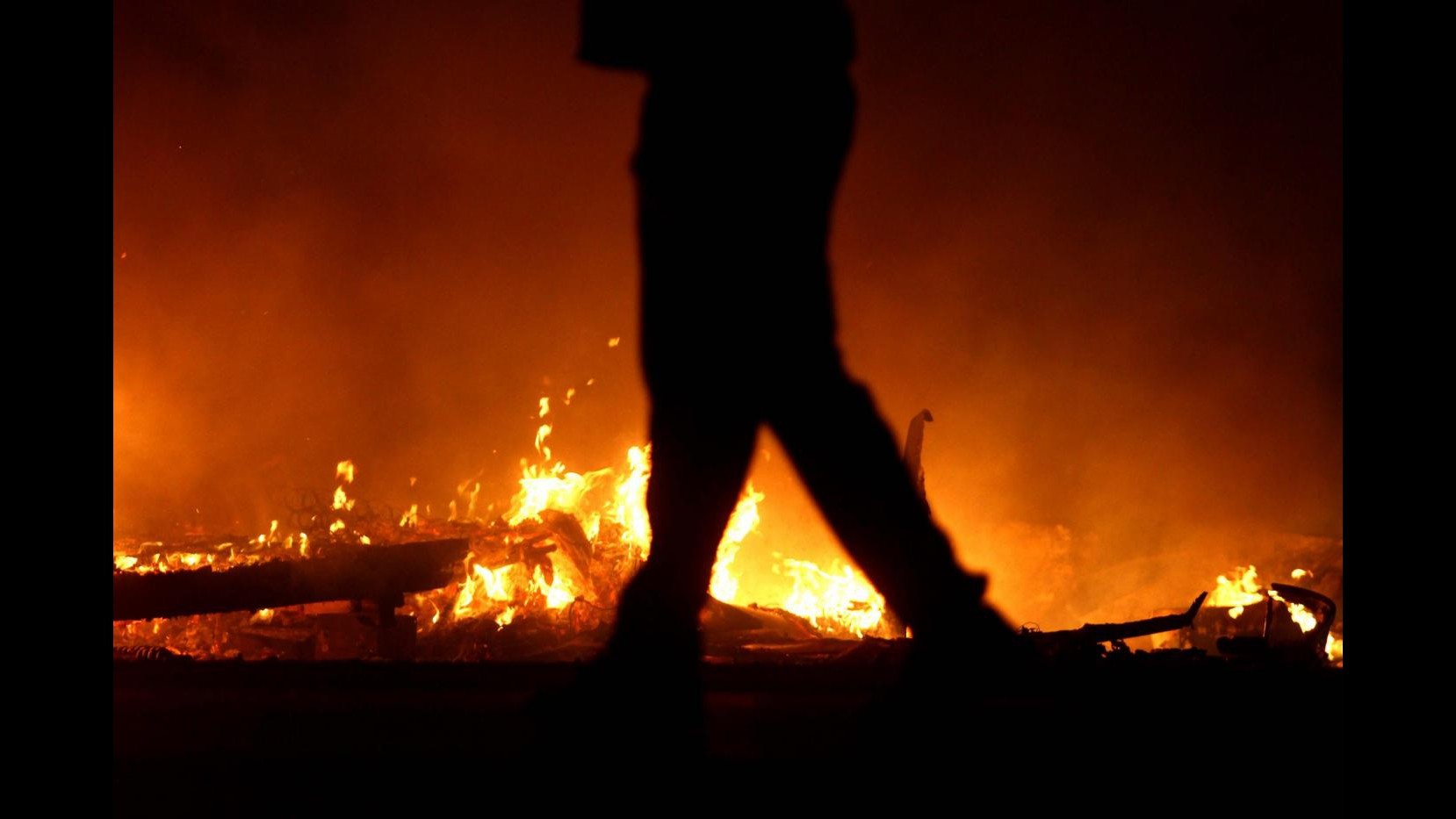 Napoli, trovati due cadaveri tra le fiamme in campo rom Giugliano