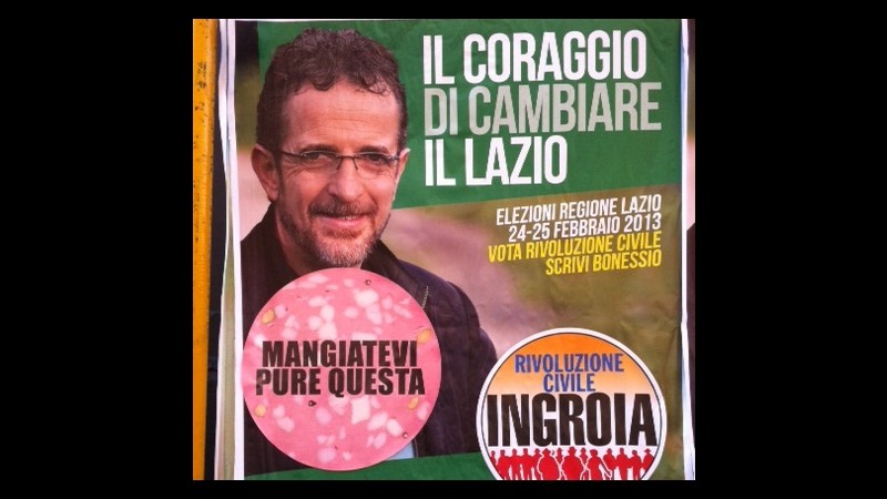 Elezioni, ‘Mangiatevi pure questa’: spunta la mortadella sui manifesti