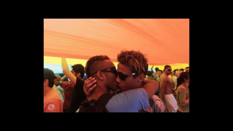 Gay, Corte Strasburgo: Sì ad adozione figlio partner