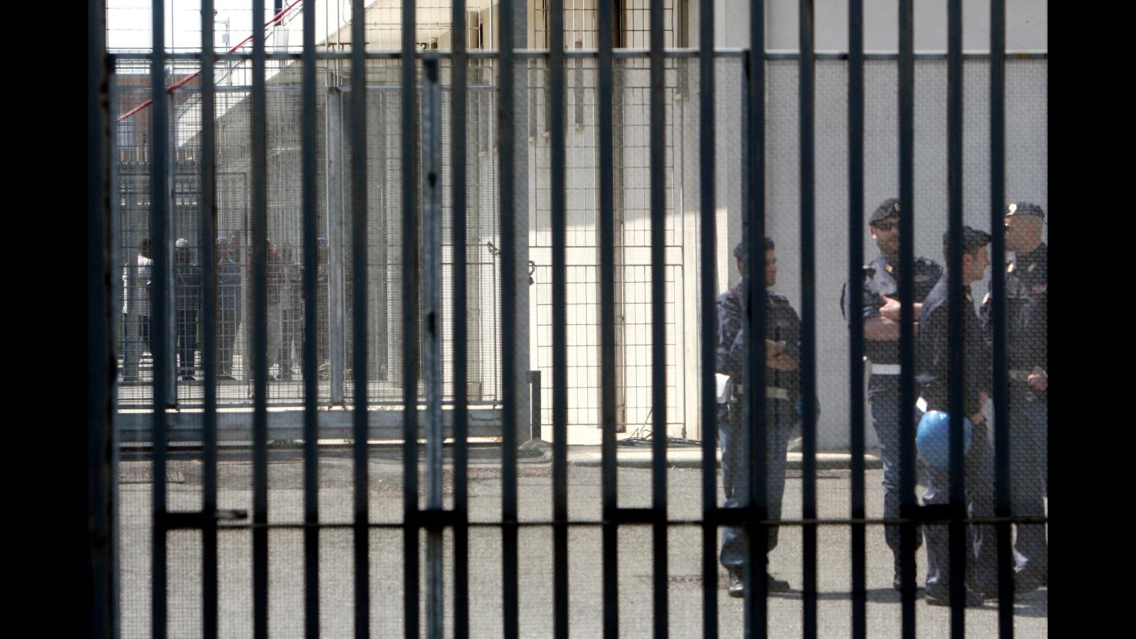 Roma, sedata la rivolta immigrati al cie di Ponte Galeria