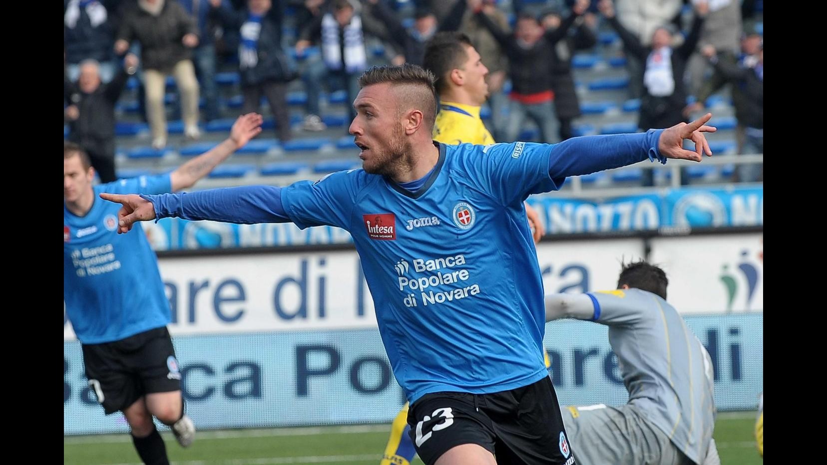 Serie B, Novara-Verona 1-0 nel posticipo. Pesce gol, follia Bacinovic