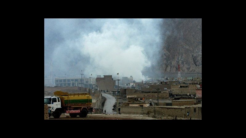 Pakistan, bomba esplode in quartiere sciita Quetta: 65 morti