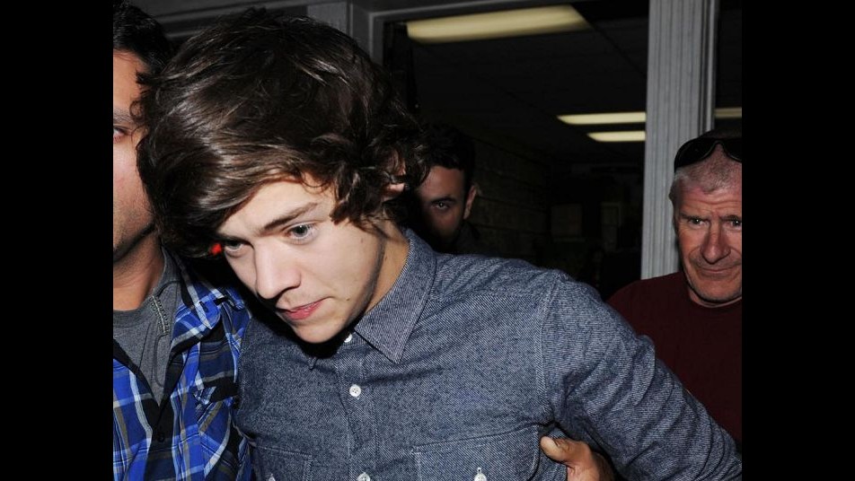Londra, Harry Styles in discoteca assalito dalle fan