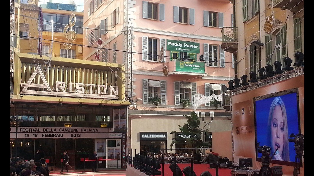 Sanremo, al festival canta anche Paddy Power col jukebox umano