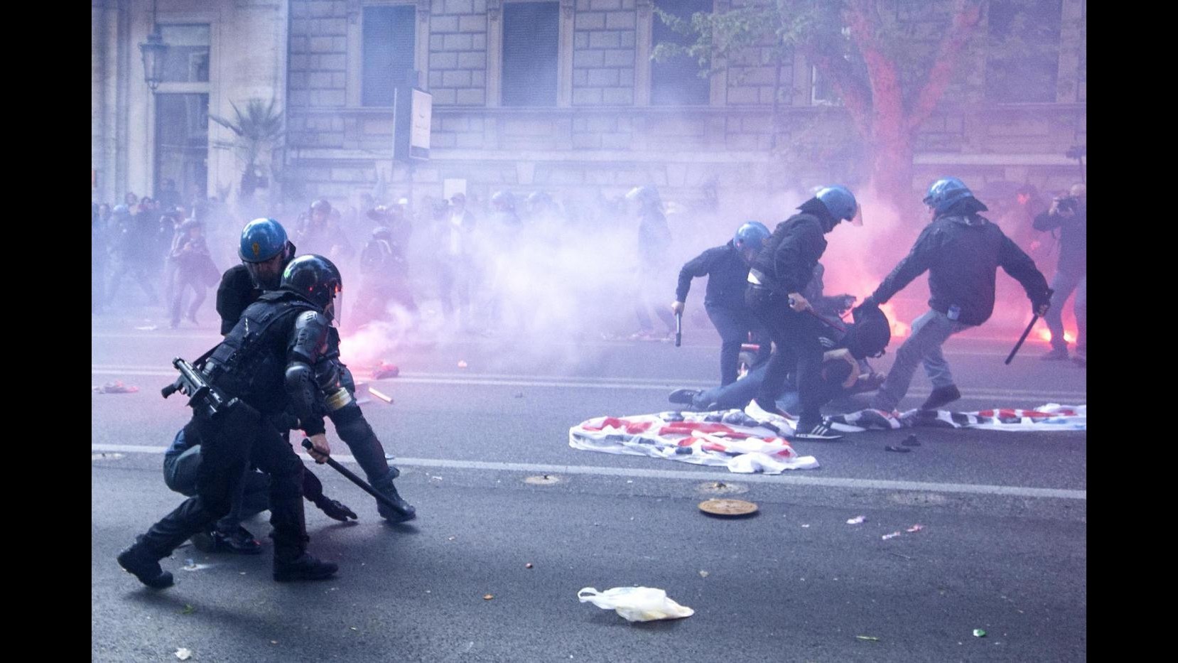 Roma, sconti tra antagonisti e polizia:  ferito gravemente un manifestante, sei fermi