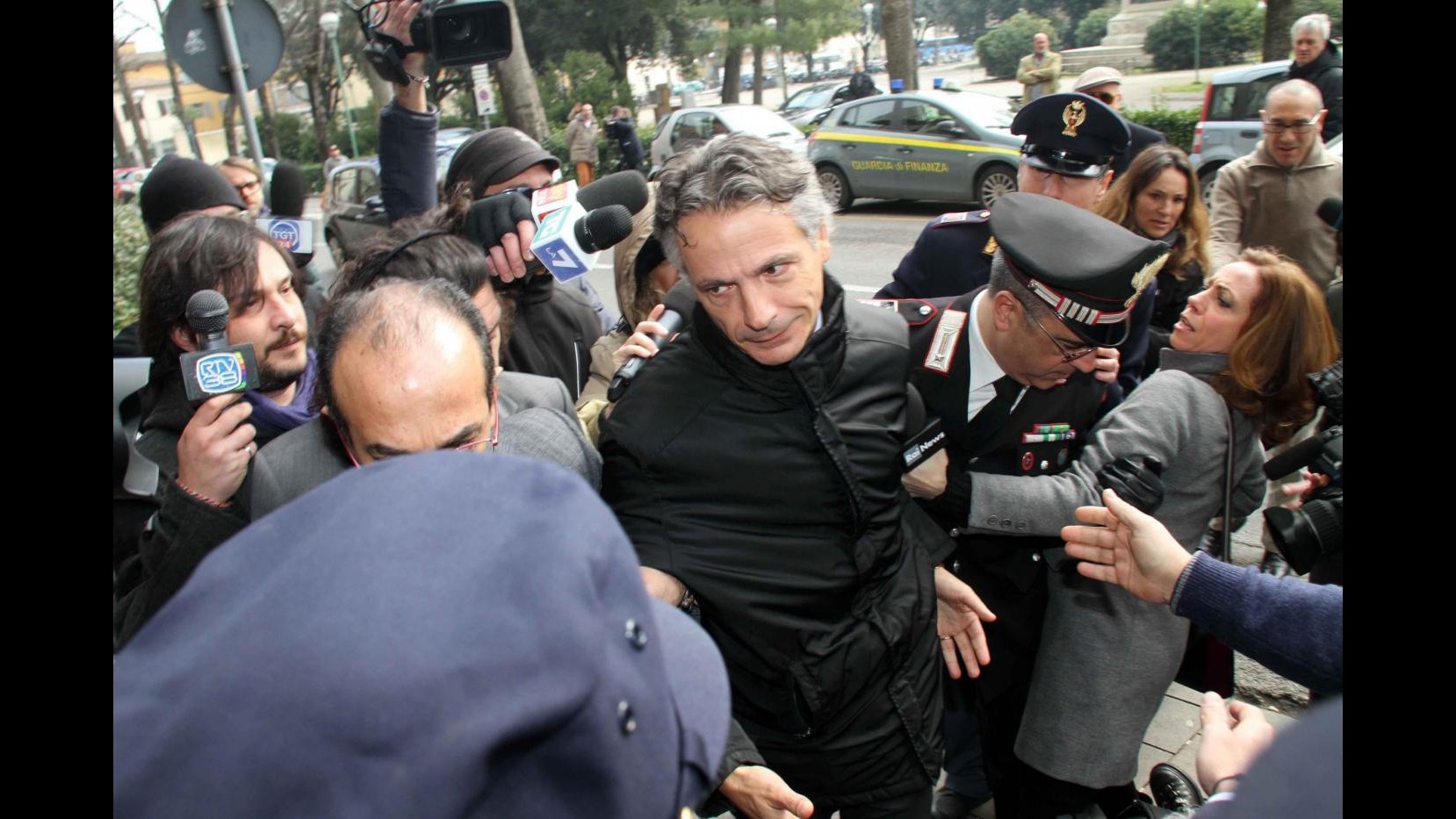 Mps, tirano monetine a Mussari mentre entra in procura a Siena: Ladro