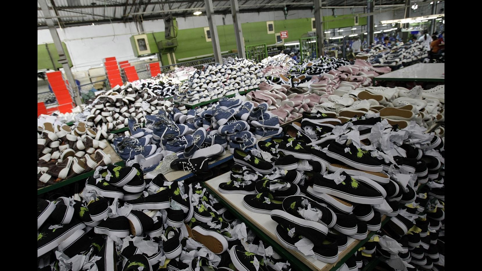 Como, producevano scarpe di lusso con lavoratori in nero, 6 denunce