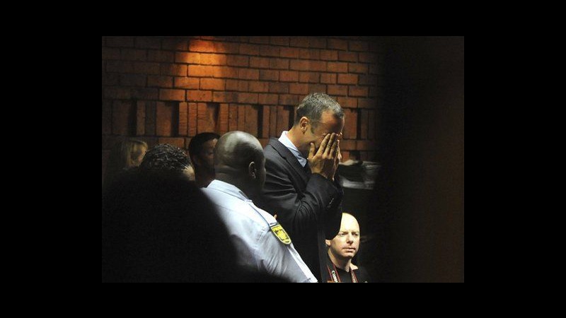 Pistorius in lacrime in tribunale. Procura: Omicidio fidanzata premeditato