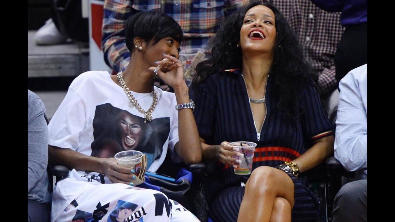 Rihanna pensa a tatuarsi il nome di Drake ma solo se certa del suo amore
