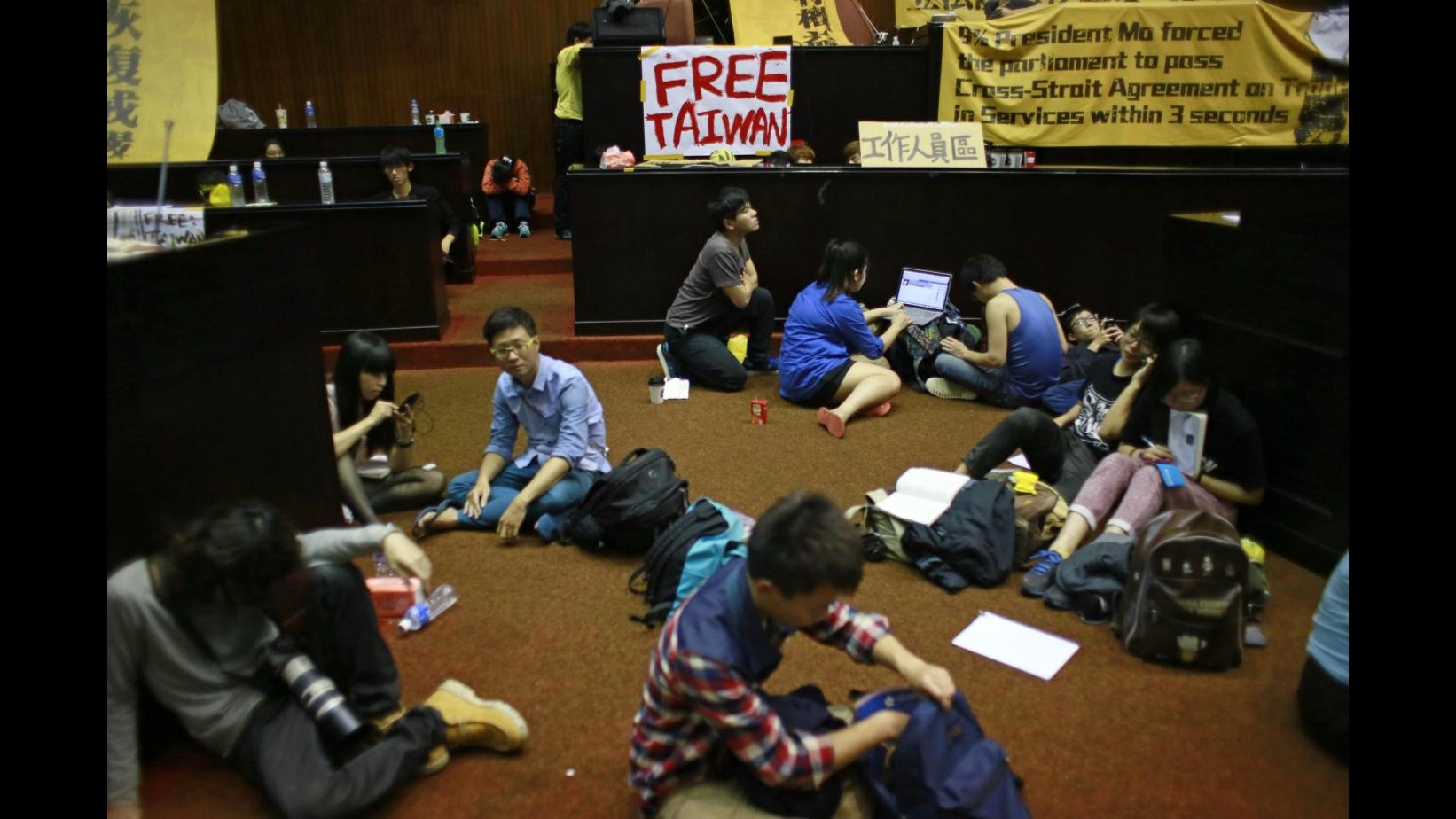 Taiwan, studenti lasciano Parlamento dopo promessa esame patto con Cina