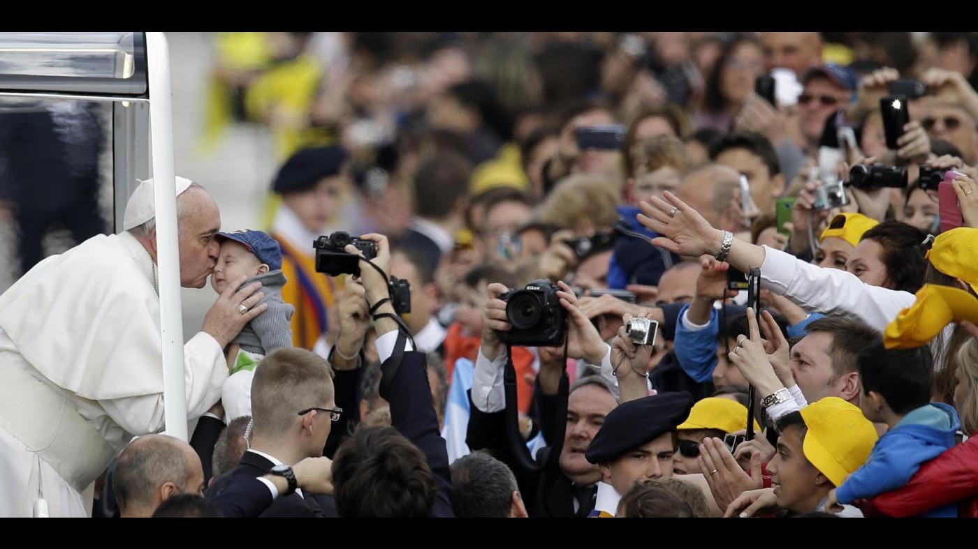Vaticano, Papa: Tratta esseri umani è piaga, gridiamo basta