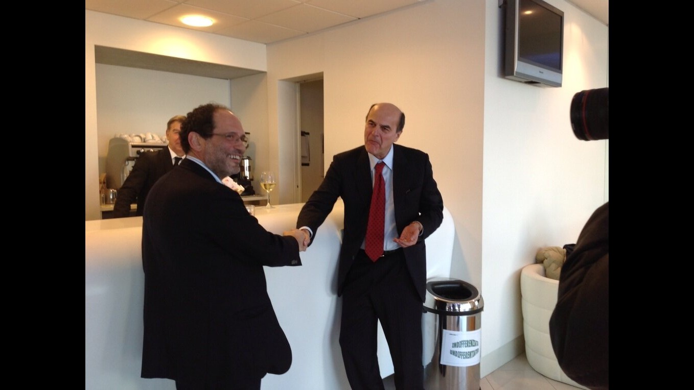 Fiumicino, incontro casuale tra Bersani e Ingroia tra battute e vino