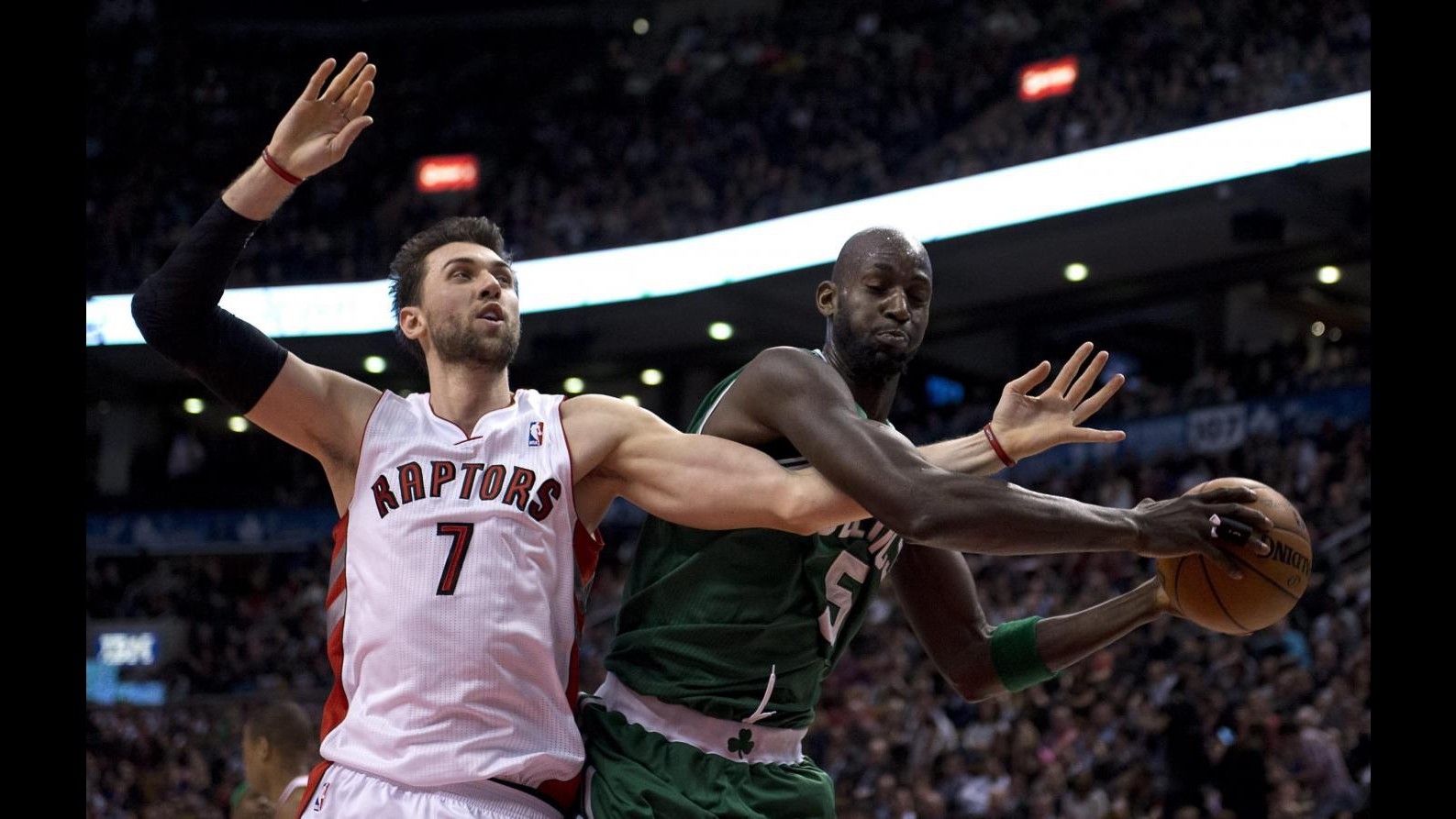 Nba, Belinelli ko a Boston. Bargnani flop ma Toronto espugna New York