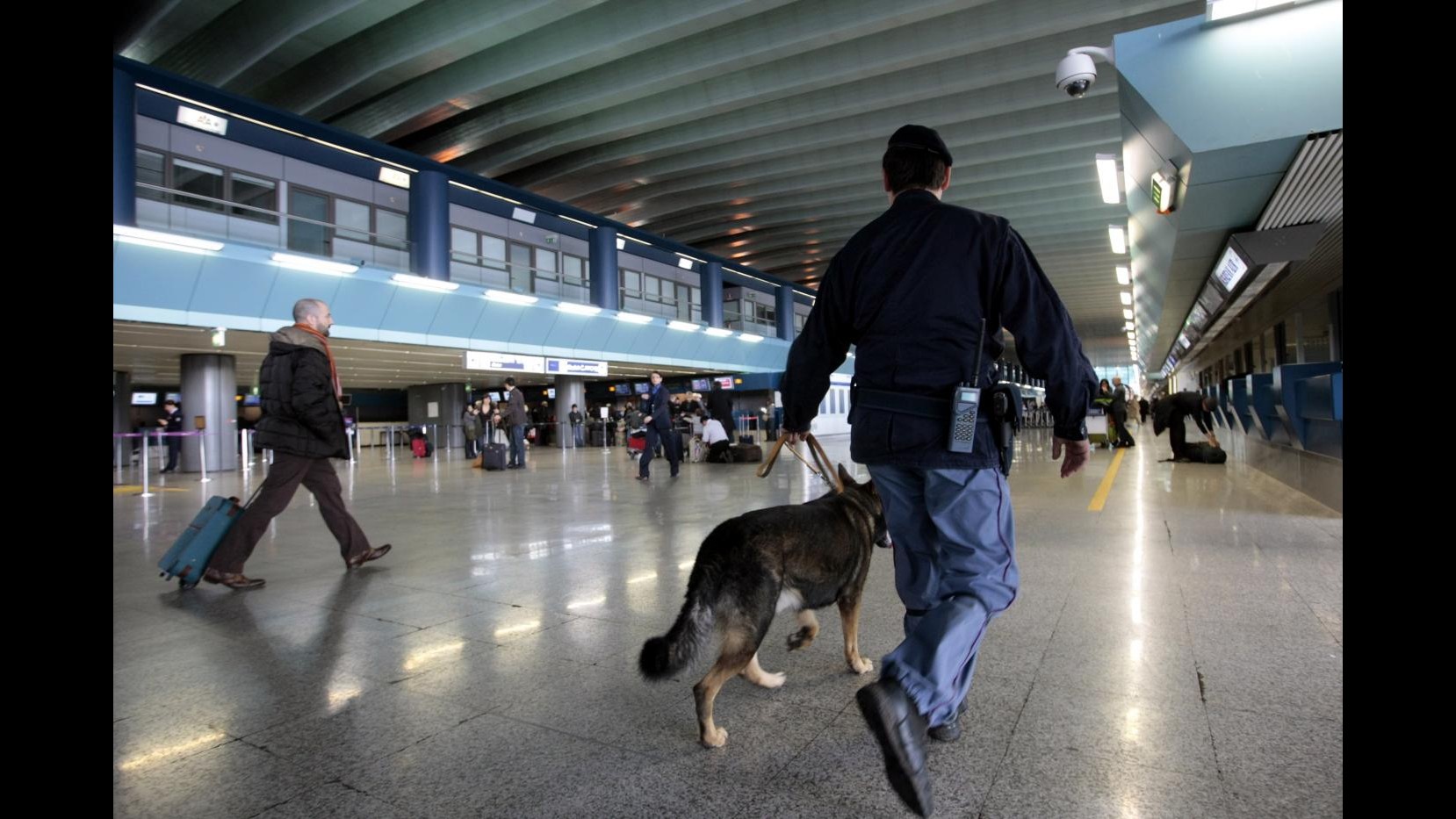 Roma, uomo si dà fuoco all’aeroporto di Fiumicino: è grave