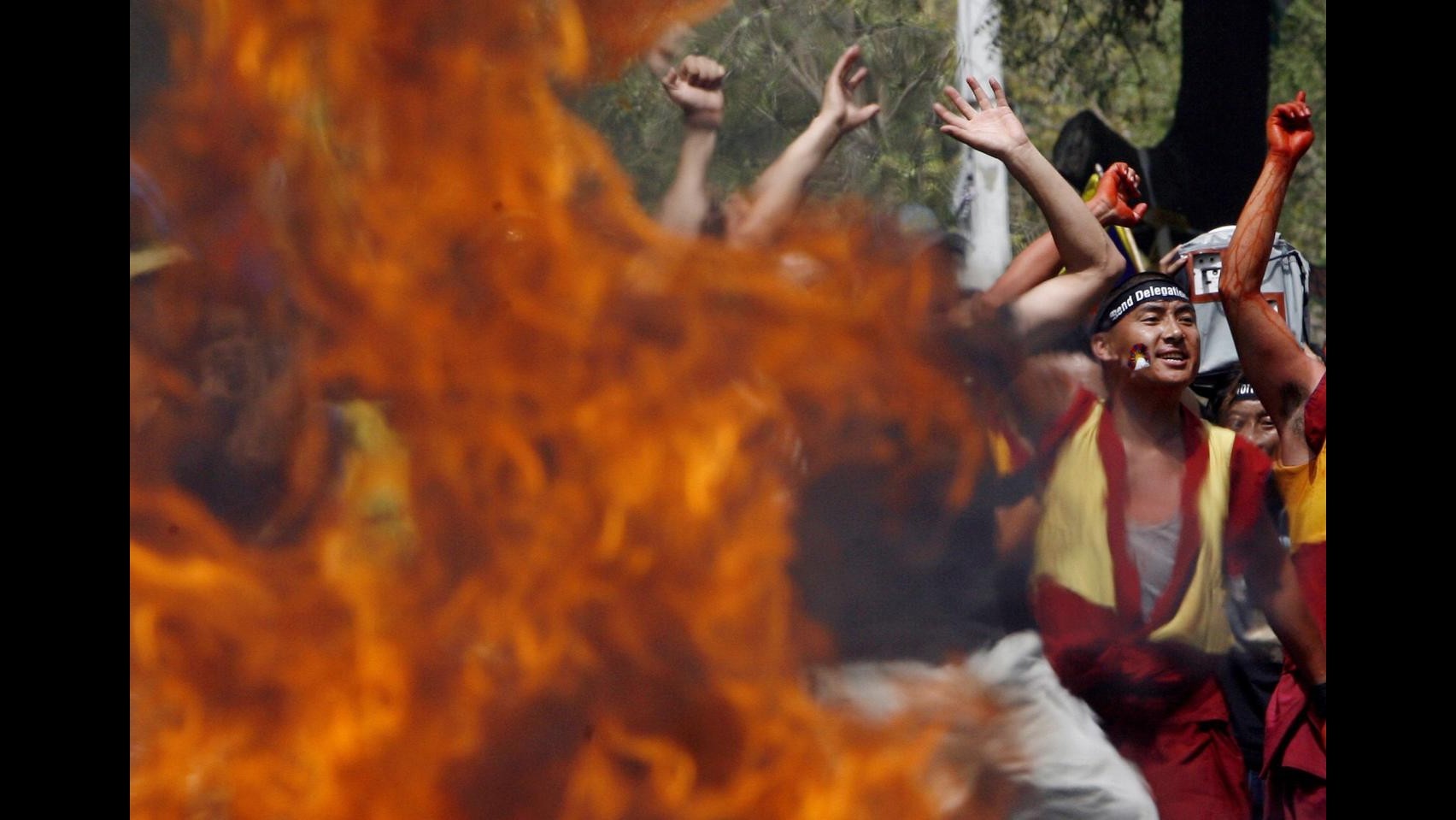 Cina, un tibetano si dà fuoco per protesta: è il 100esimo dal 2009