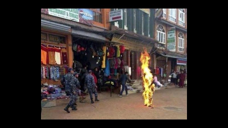 Monaco tibetano si dà fuoco a Katmandu, è in condizioni gravi