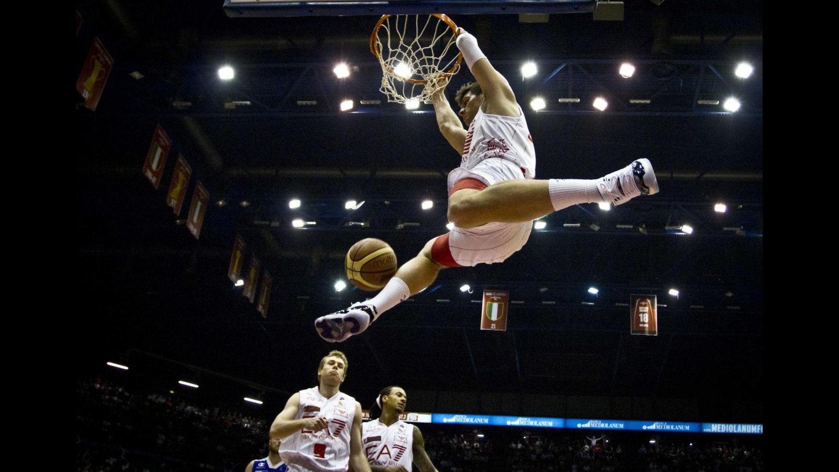 Basket, Serie A: Milano batte Cantù e consolida il primato. Siena beffa Sassari, Roma ko