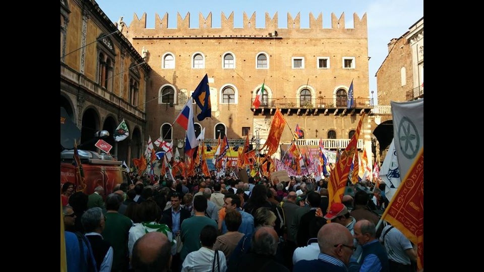 Lega in piazza per i secessionisti veneti. Salvini: O li liberano o li tiriamo fuori noi