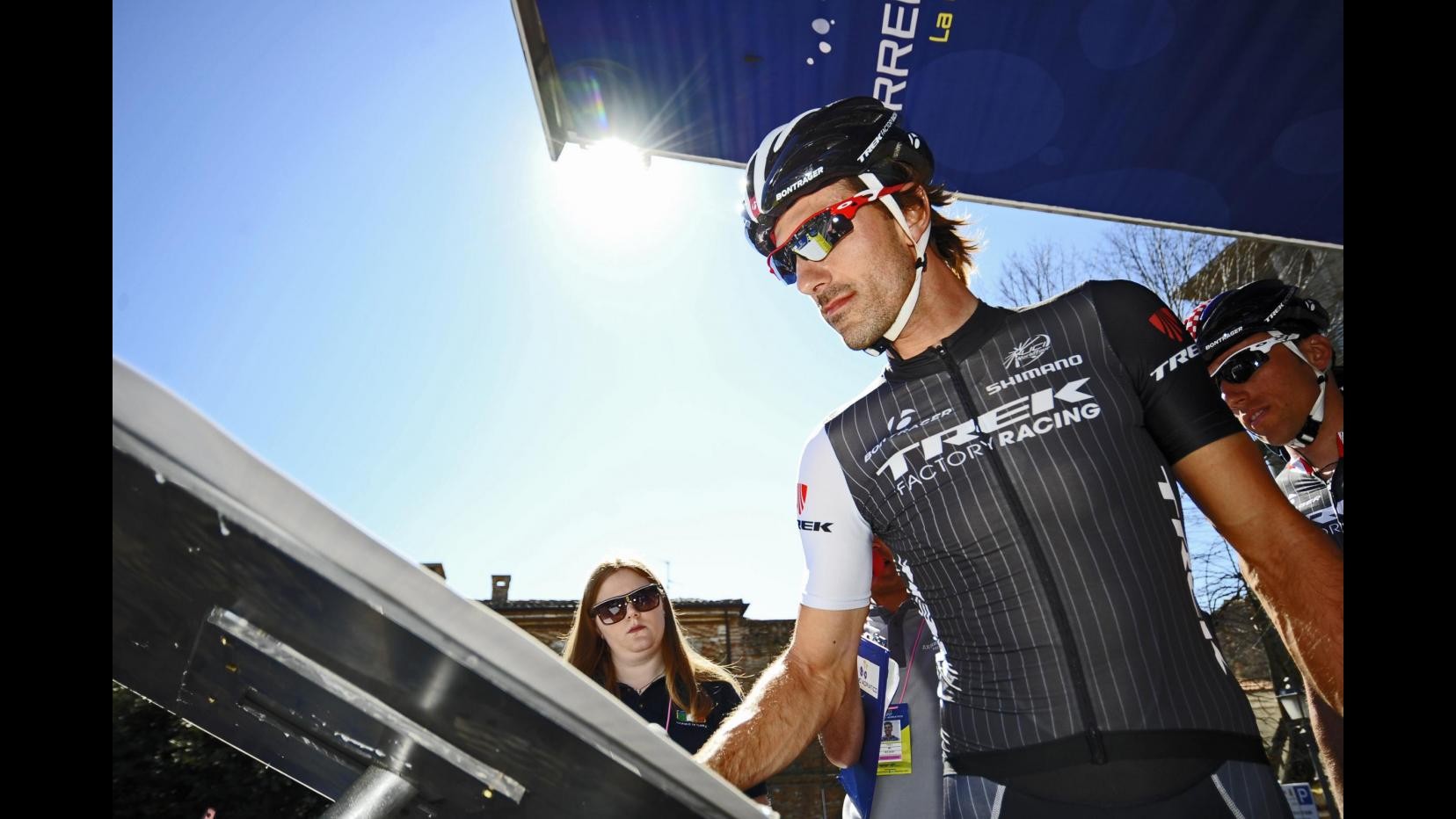 Ciclismo, Cancellara vince per la terza volta Giro delle Fiandre
