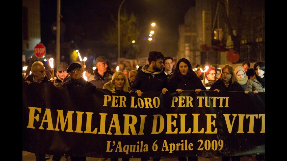 L’Aquila, in migliaia alla fiaccolata per ricordare le vittime