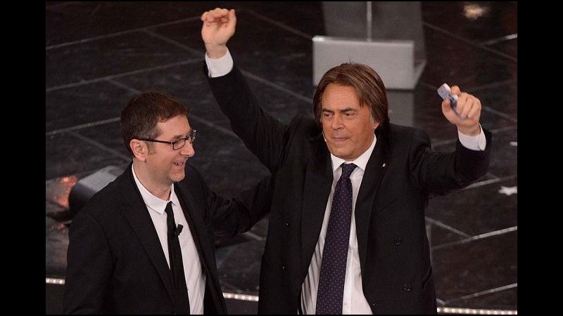 Sanremo, Crozza contestato mentre imita Berlusconi, poi applausi