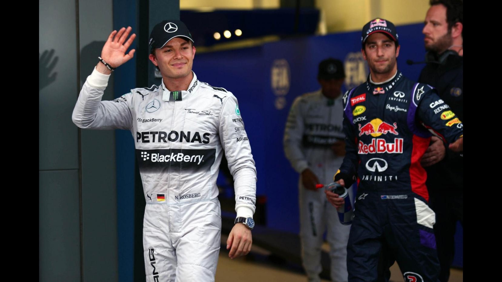 F1, Gp Bahrain: Rosberg in pole davanti ad Hamilton, Raikkonen 5° e Alonso 9°. Male Vettel