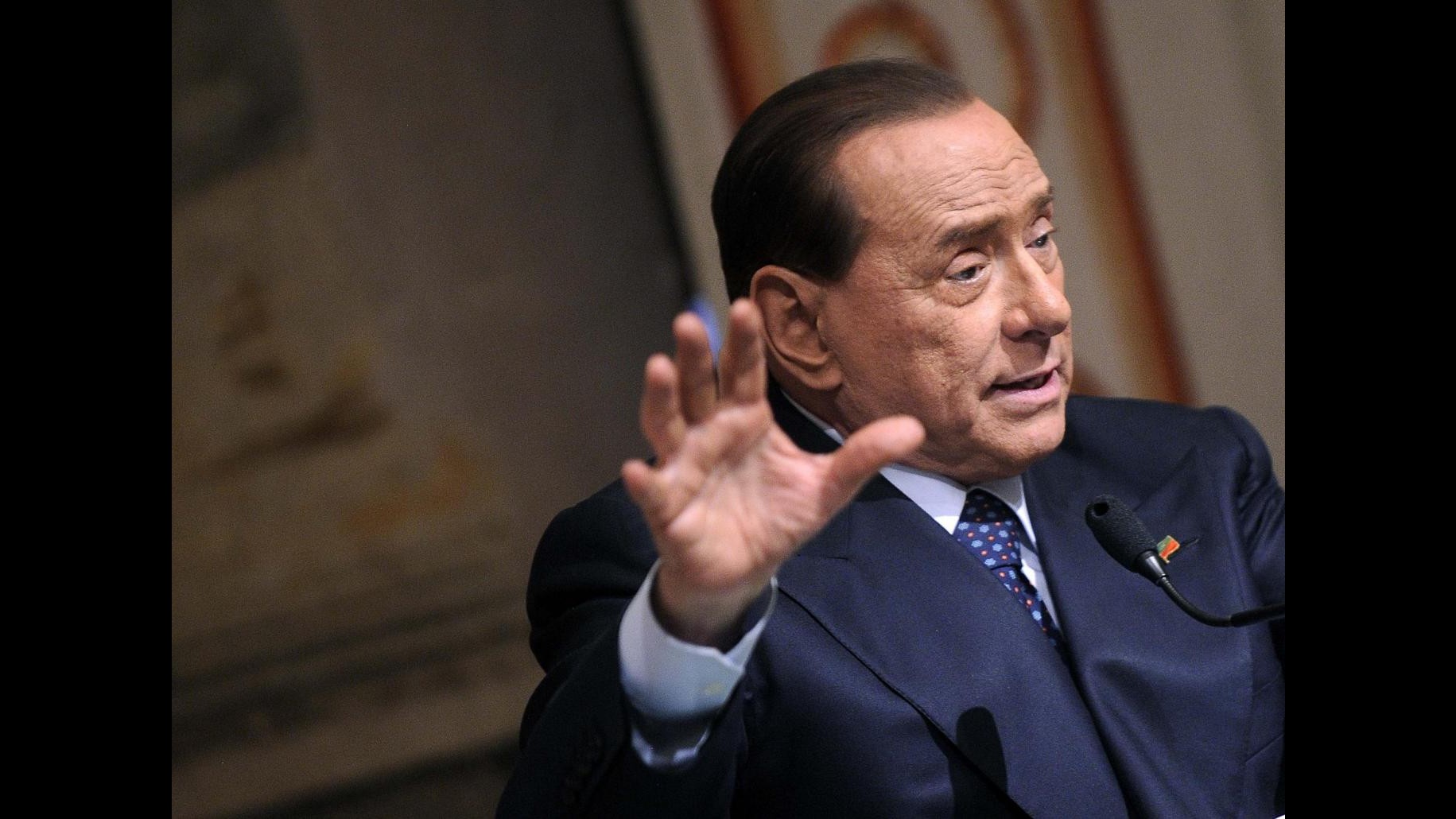 Berlusconi lascia il San Raffaele con Francesca Pascale