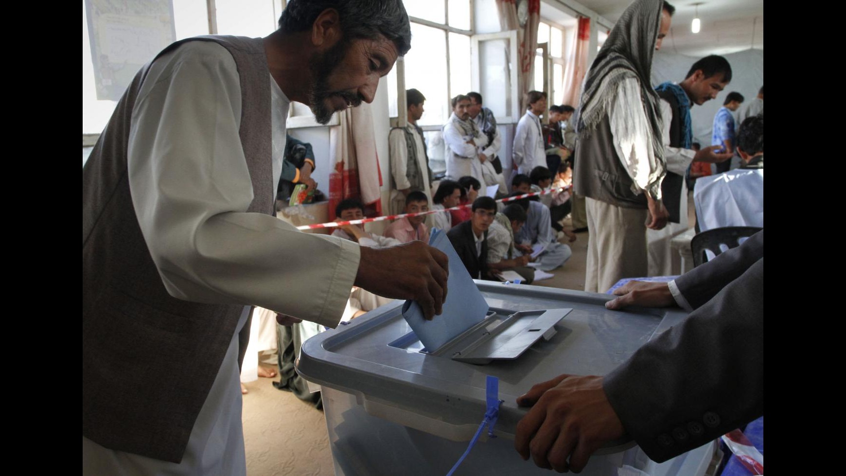 Afghanistan, elezioni per post Karzai. Alta affluenza, bomba in Logar