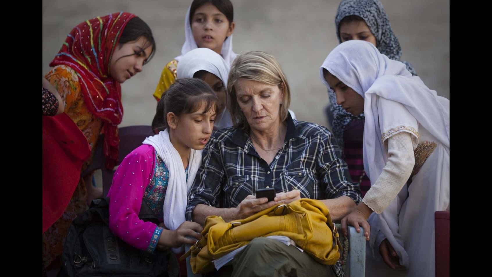 Afghanistan, la lunga esperienza di Kathy Gannon, dall’Urss a Karzai