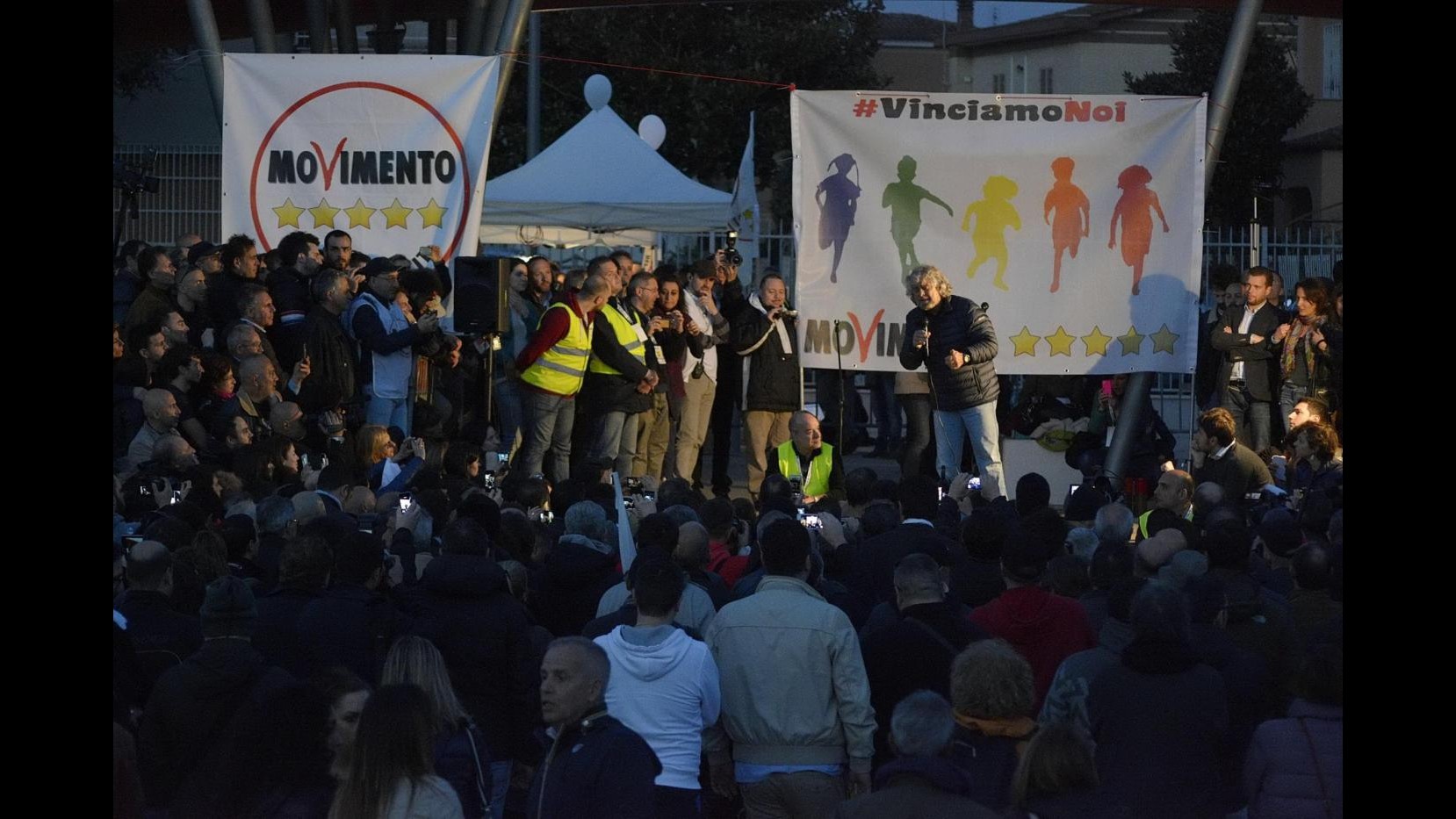 Grillo: Io il più europeista di tutti. Renzi? Figlio di Gelli. 80 euro? Voto di scambio