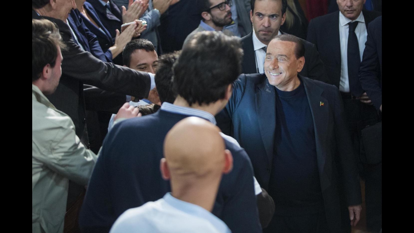 Berlusconi sottoposto a tac al ginocchio al San Raffaele. Marina gli fa visita all’ospedale