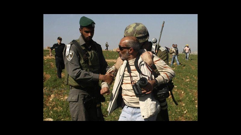 Israele, militari fermano fotografo AP, testimoni: Ha subito violenze