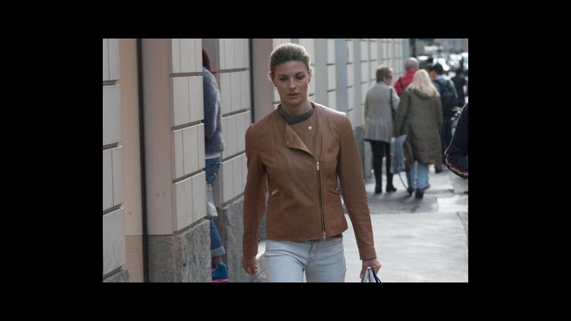Martina Colombari fa shopping in via Montanapoleone: lato B da urlo