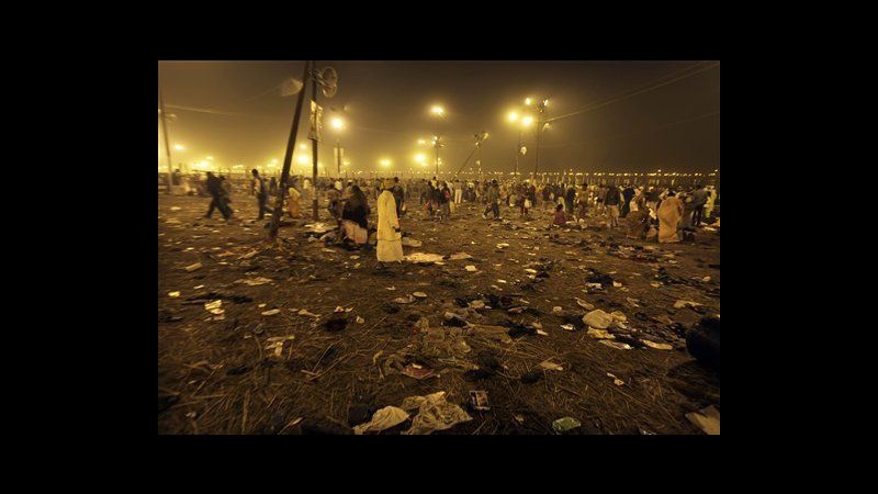 India, almeno 10 morti in calca stazione per raduno Kumbh Mela