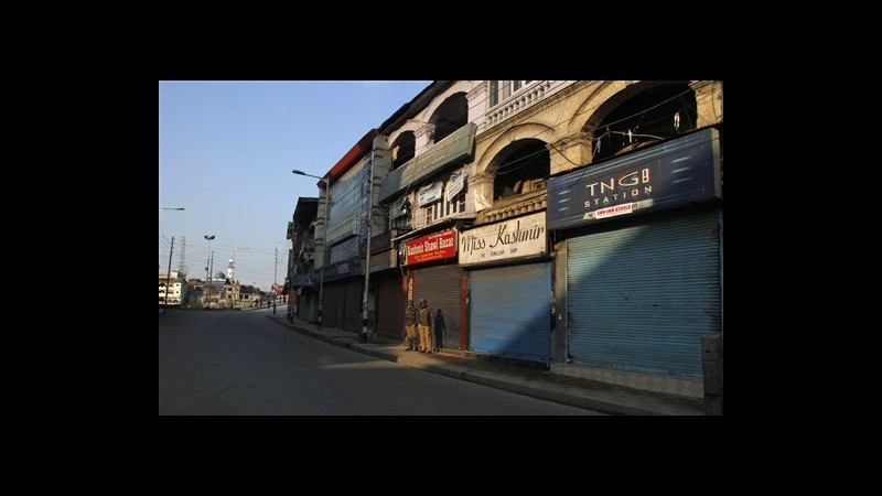 India, coprifuoco in Kashmir dopo esecuzione Guru, 33 feriti in proteste