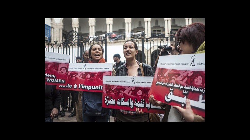 Tunisia, stuprata da poliziotti rischiò carcere: condannati a 7 anni