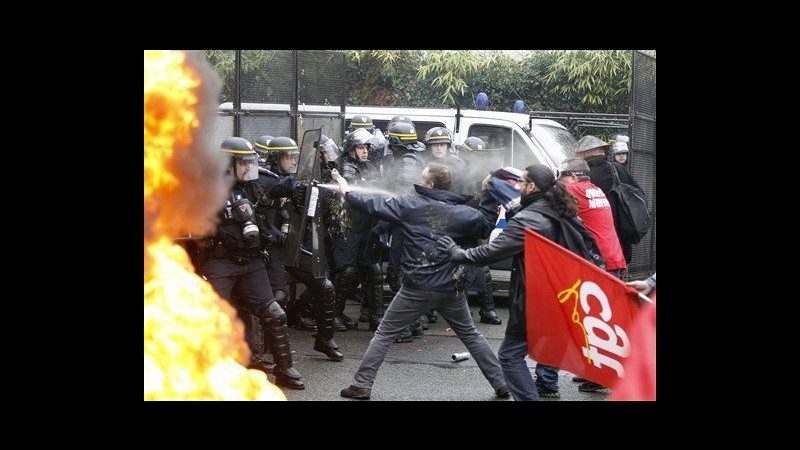 Francia, proteste contro chiusura impianto Goodyear Amiens: scontri