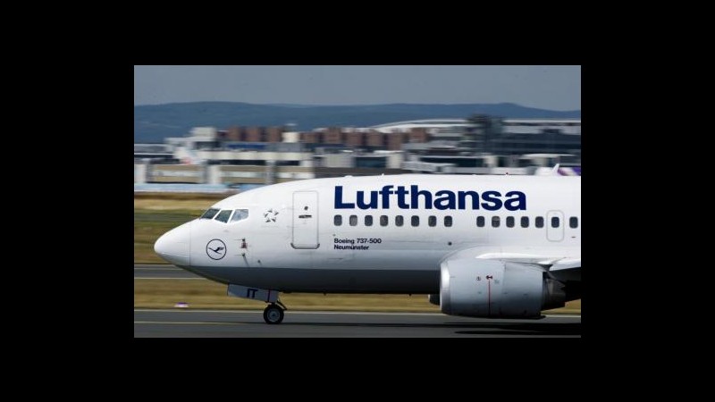 Germania, minaccia equipaggio con lama per dirottare aereo: un ferito