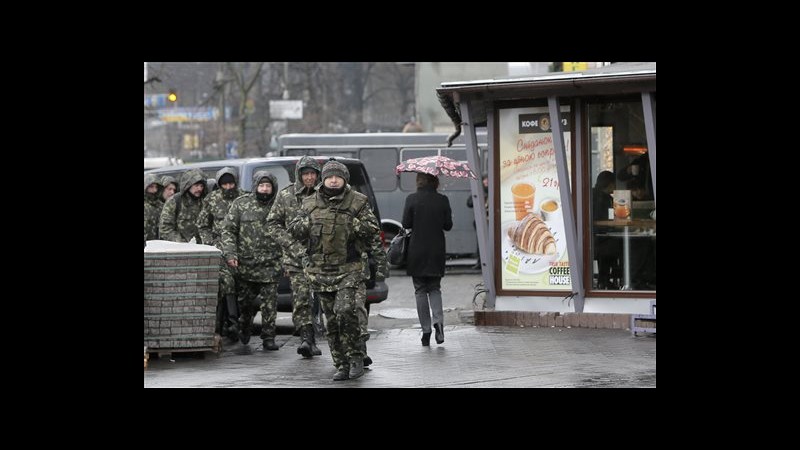 Ucraina, Parlamento ordina disarmo formazioni armate illegali