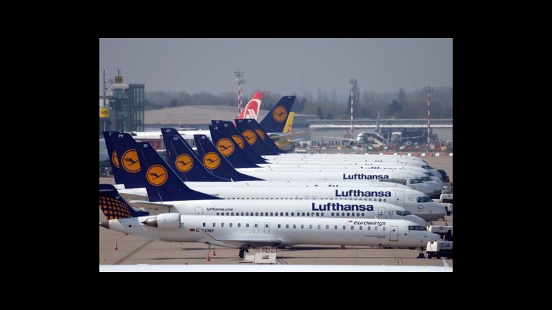 Germania, Lufthansa: 3.800 voli cancellati per 3 giorni sciopero piloti