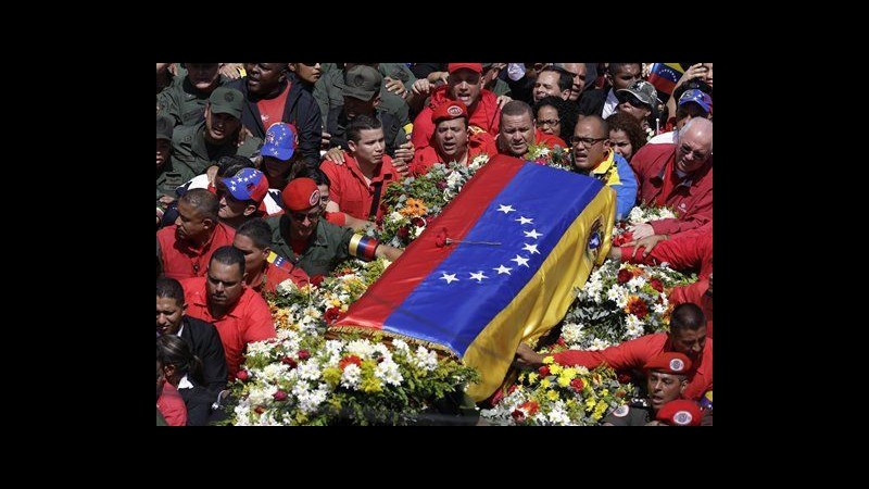 Chavez, folla accompagna feretro all’Accademia militare di Caracas