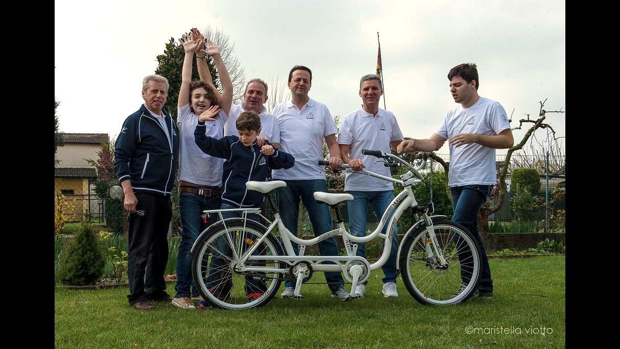 Giornata dell’autismo, fondazione regala al Papa una bici speciale