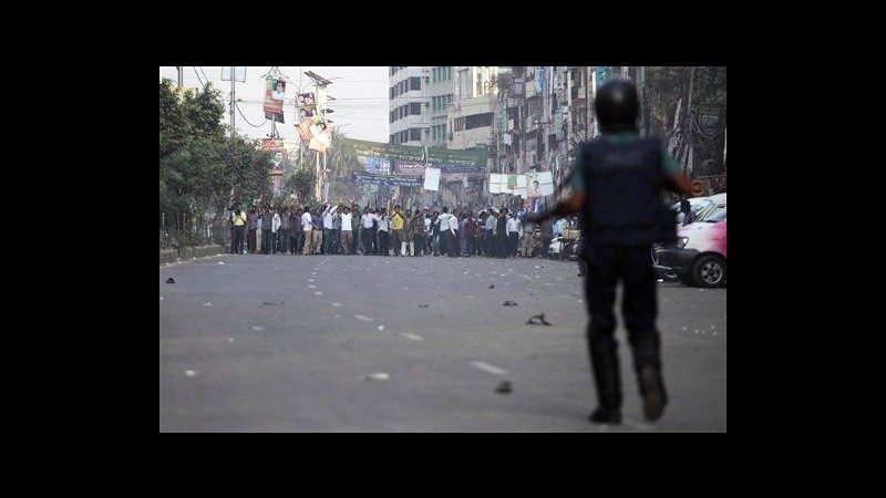 Bangladesh, polizia spara proiettili gomma su protesta a Dacca: feriti