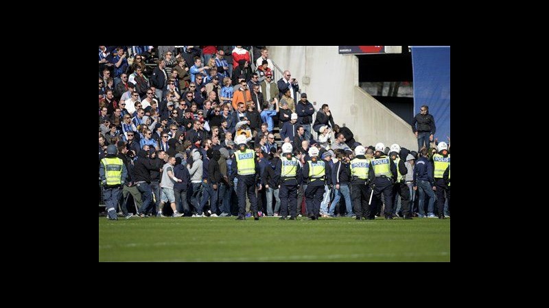 Choc in Svezia, tifoso muore dopo scontri tra ultras: partita sospesa