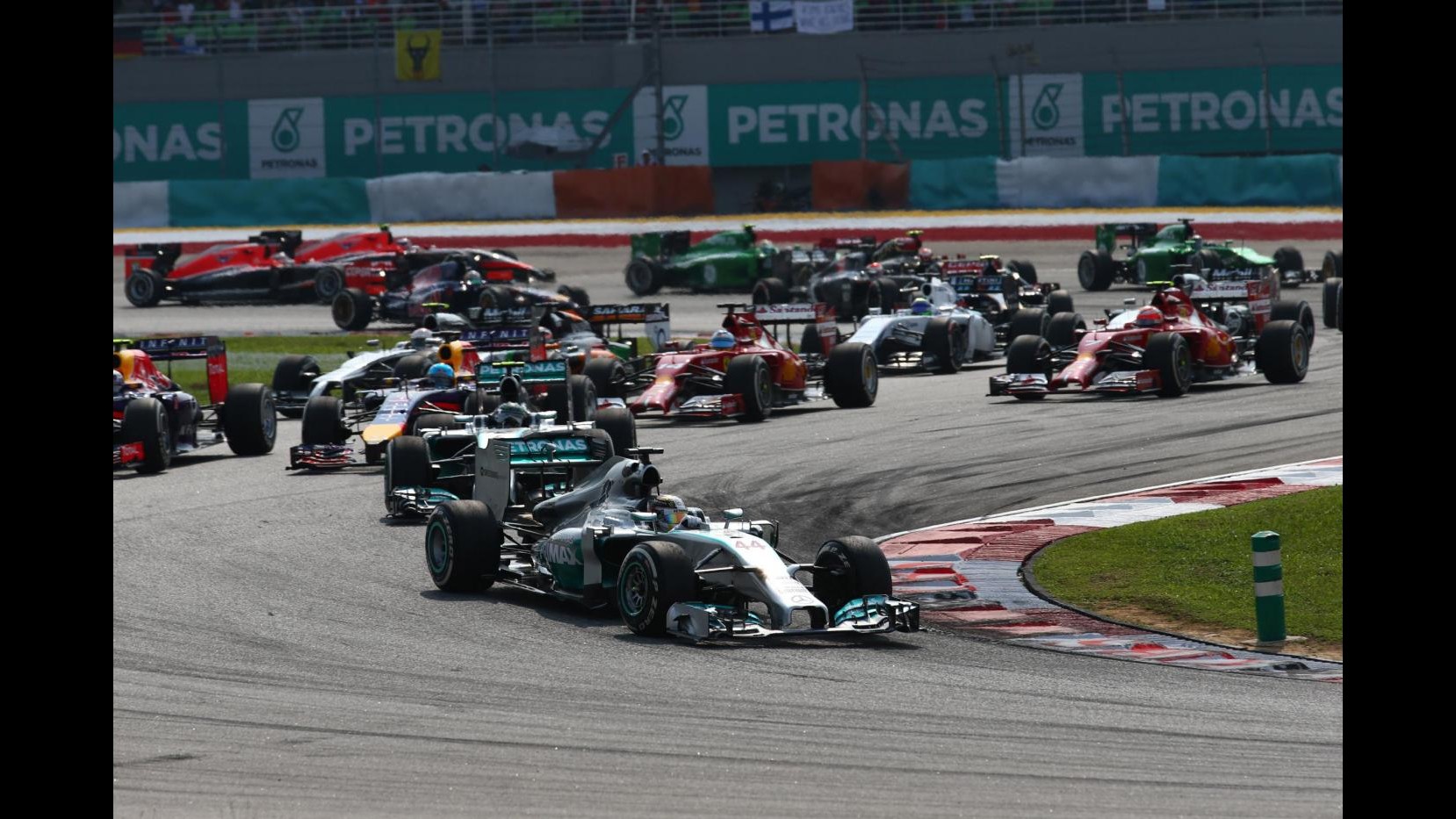 F1, doppietta Mercedes in Malesia: Vittoria di Hamilton davanti a Rosberg, Alonso 4°